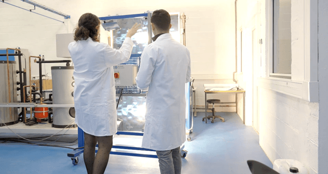 Chercheurs analysant un équipement scientifique dans un laboratoire