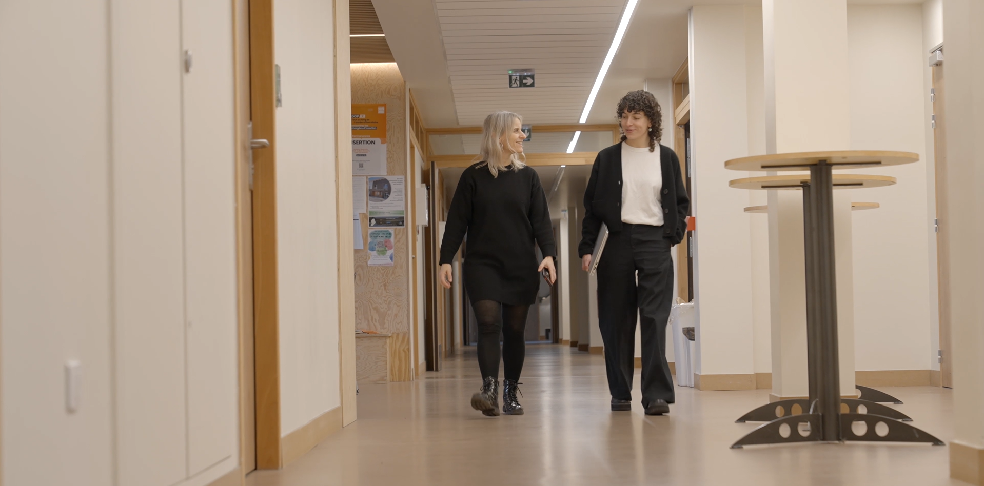 Emilie Loup Escande et Lola Turquier marchant dans les locaux du CRP-CPO