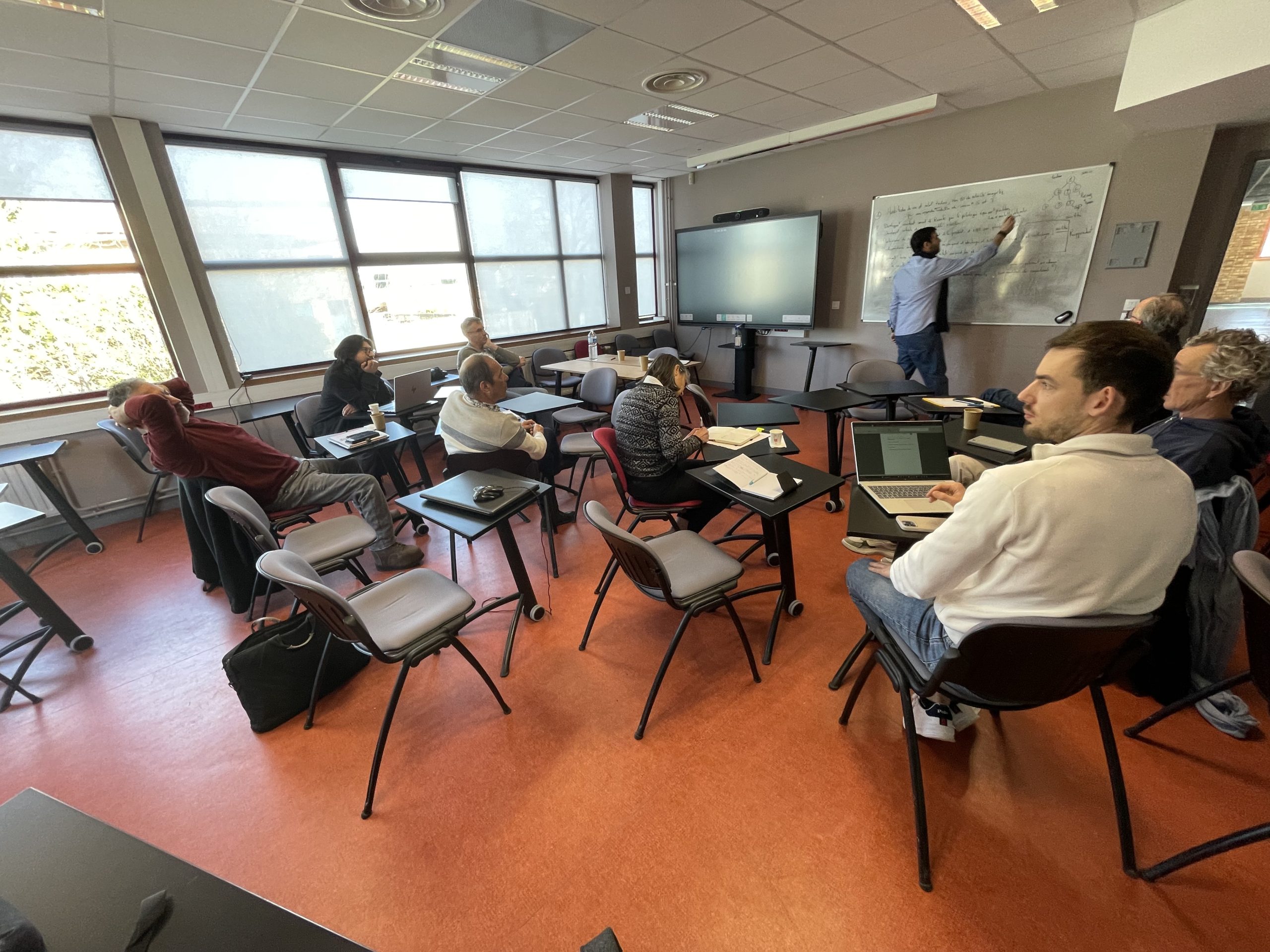 Chercheurs collaborant lors d'un atelier thématique