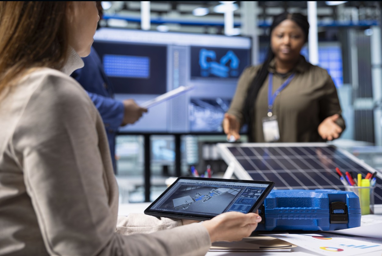 Femme tenant une tablette lors d'un groupe de travail