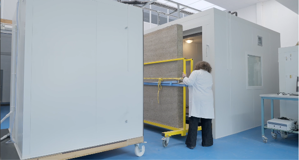 Chercheuse déplaçant un mur test pour réaliser des expérimentations