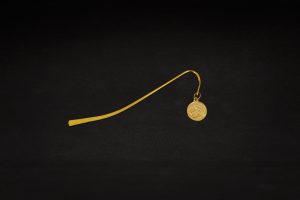 Marque page à médaille suspendue