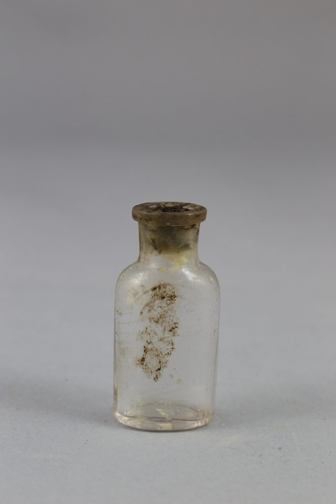 Flacon d'huile de ricin mobilier trouvé fouille de Soissons Parc Gouraud 2014