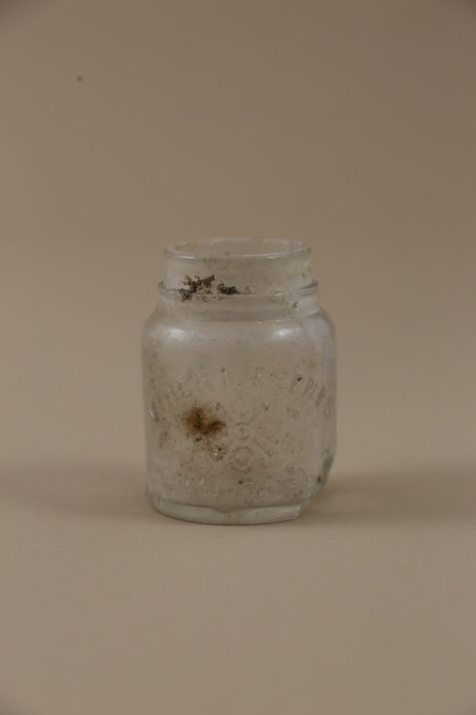 Flacon de parfum Vibert mobilier trouvé fouille de Soissons Parc Gouraud 2014