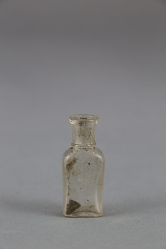 Flacon de parfum mobilier trouvé fouille de Soissons Parc Gouraud 2014