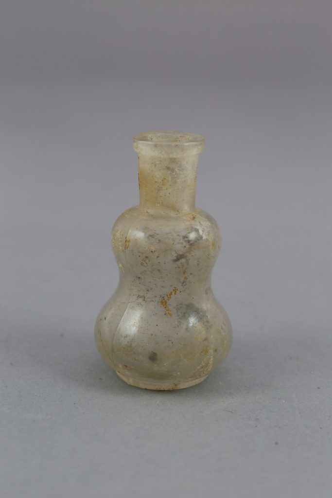 Flacon de parfum mobilier trouvé fouille de Soissons Parc Gouraud 2014