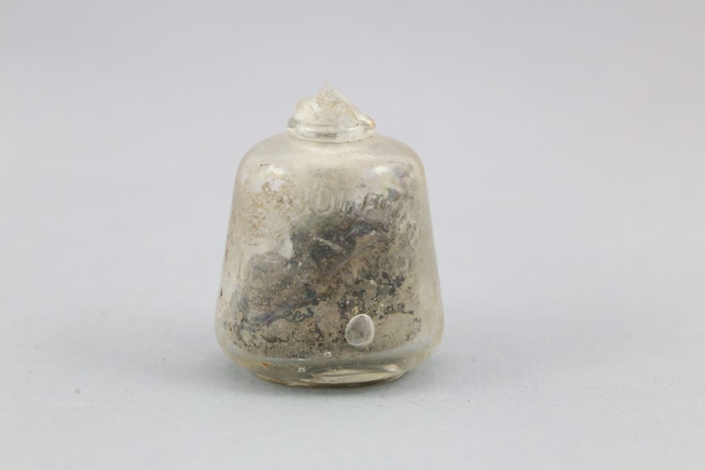 Flacon de parfum L. T. Piver mobilier trouvé fouille de Soissons Parc Gouraud 2014