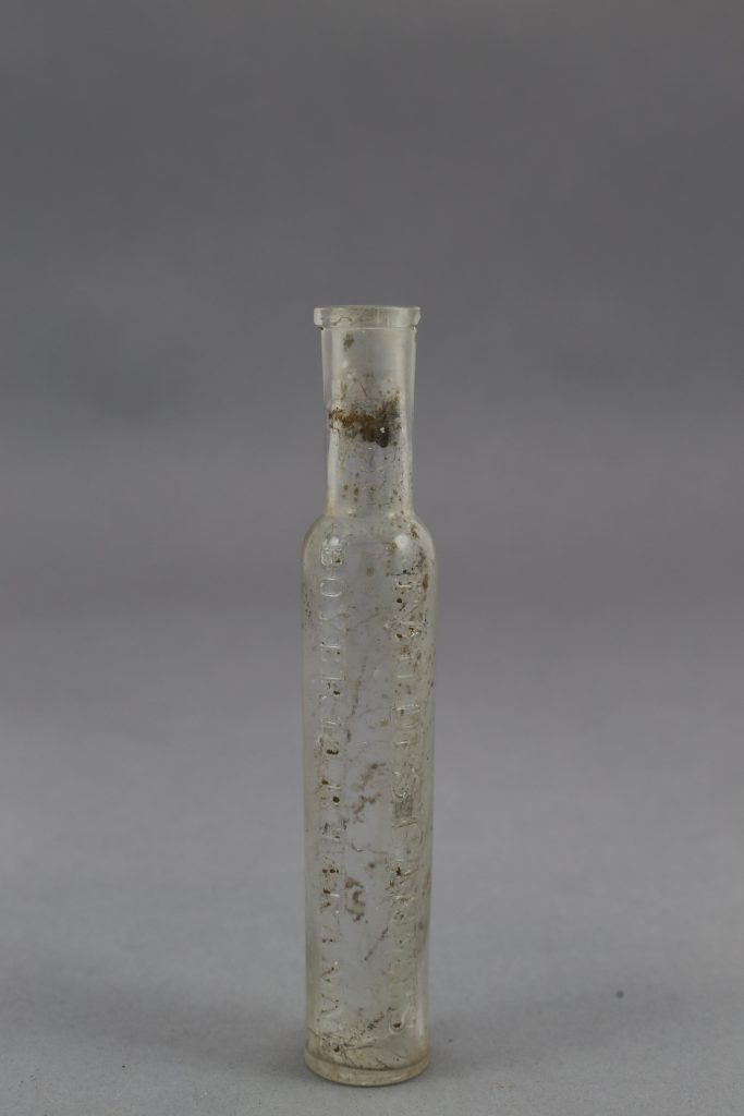 Flacon Eau des Carmes mobilier trouvé fouille de Soissons Parc Gouraud 2014