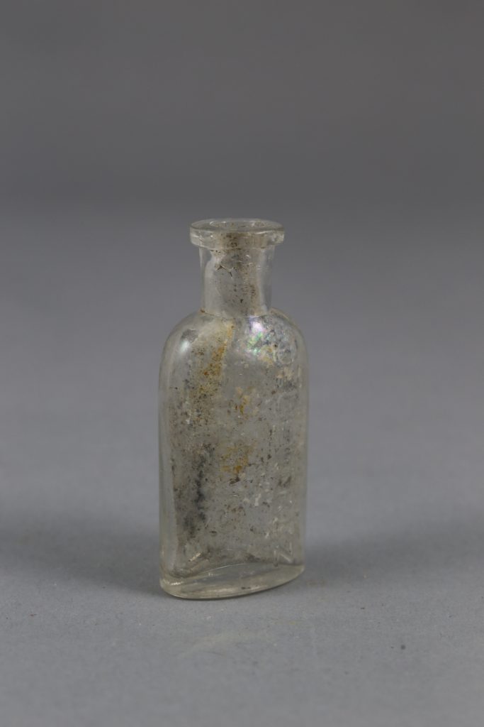 Flacon de parfum mobilier trouvé fouille de Soissons Parc Gouraud 2014