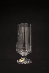 Verre à pied gravé du buste de Jules Verne