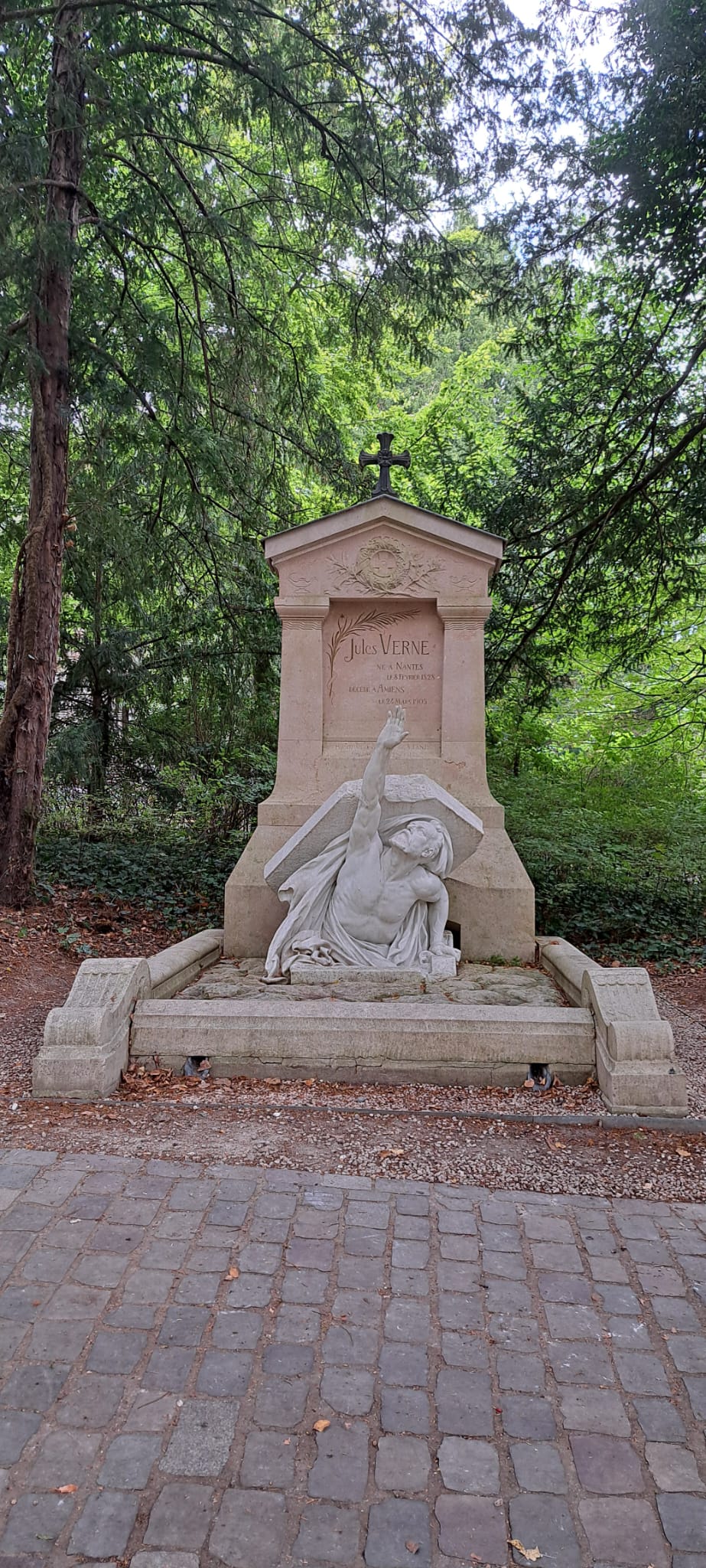 La sépulture de Jules Verne (1928-1905) dans le cimetière de la Madeleine (Amiens, Somme)
