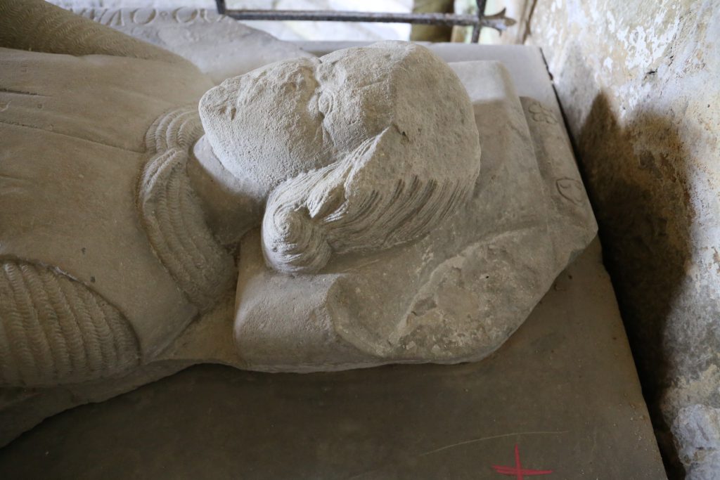 Gisant du XIIIe siècle - Éléments architecturaux de la crypte de l'église de Ham (Somme)