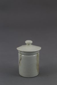 Pot cosmétique et son couvercle