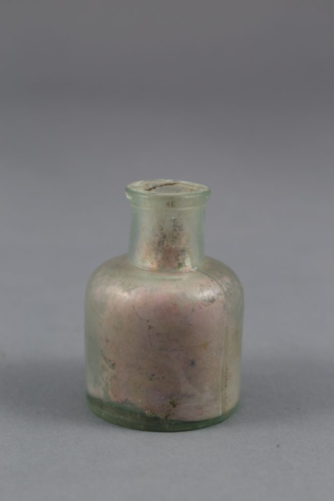 Flacon de toilette mobilier trouvé fouille de Soissons Parc Gouraud 2014