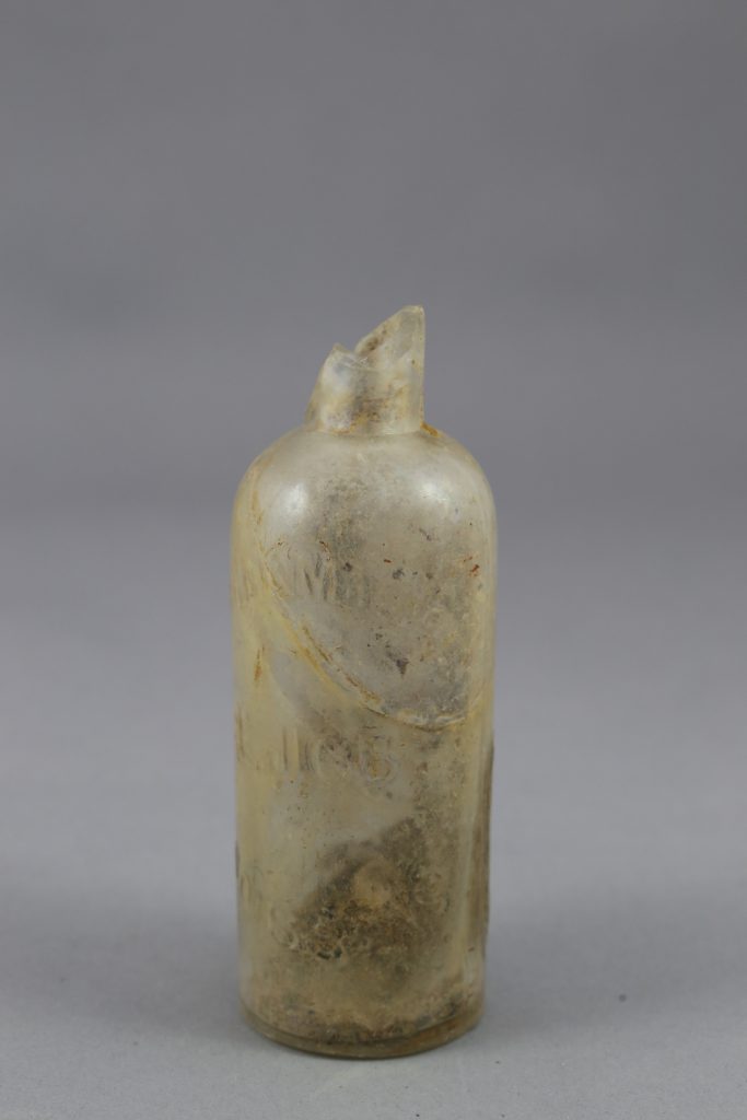 Bouteille pharmaceutique mobilier trouvé fouille de Soissons Parc Gouraud 2014