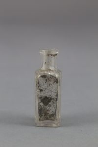 Flacon de parfum mobilier trouvé fouille de Soissons Parc Gouraud 2014