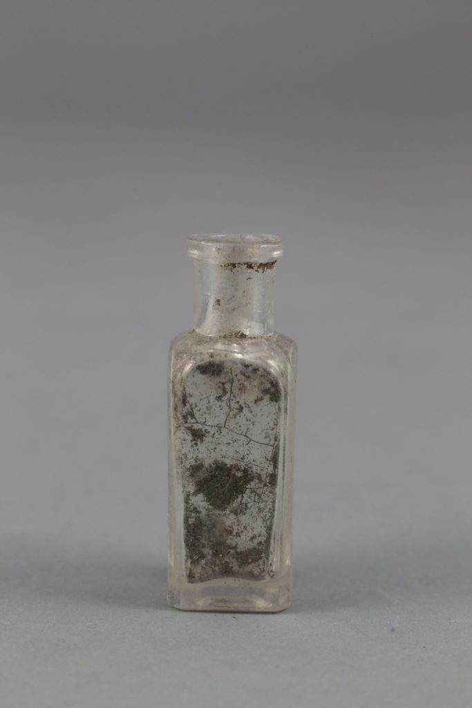 Flacon de parfum mobilier trouvé fouille de Soissons Parc Gouraud 2014