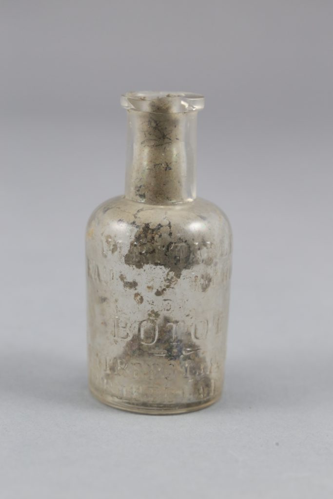 Flacon de bain de bouche mobilier trouvé fouille de Soissons Parc Gouraud 2014