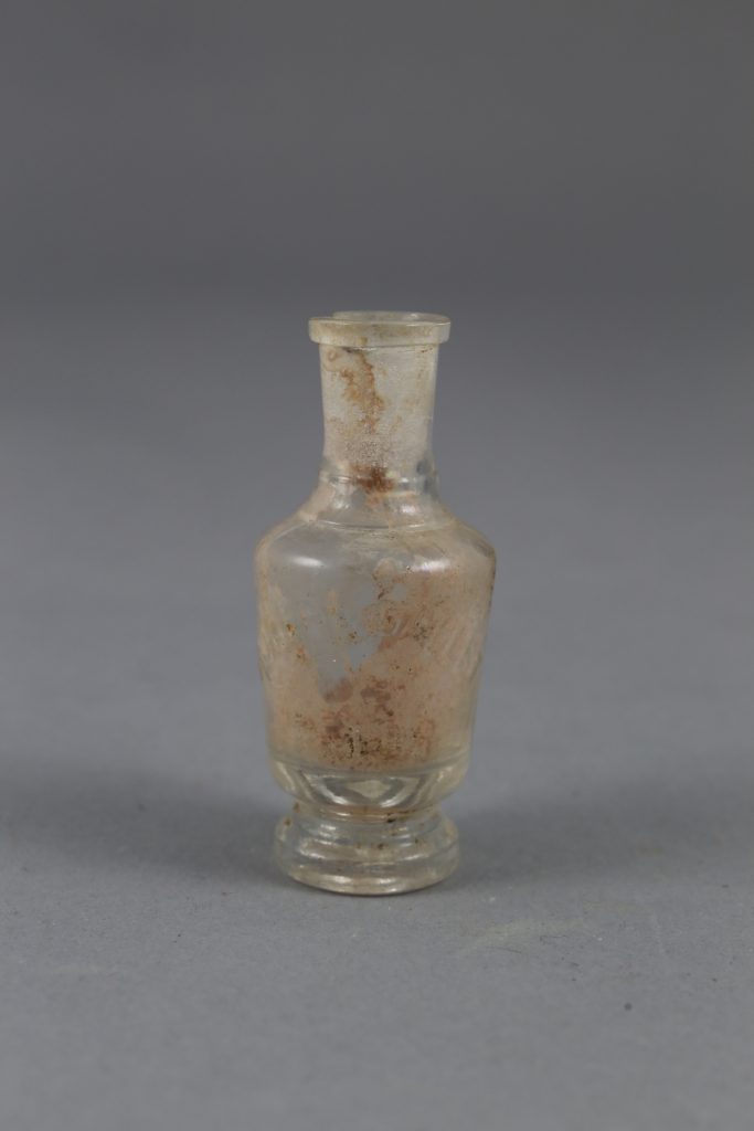 Flacon de cosmétique mobilier trouvé fouille de Soissons Parc Gouraud 2014