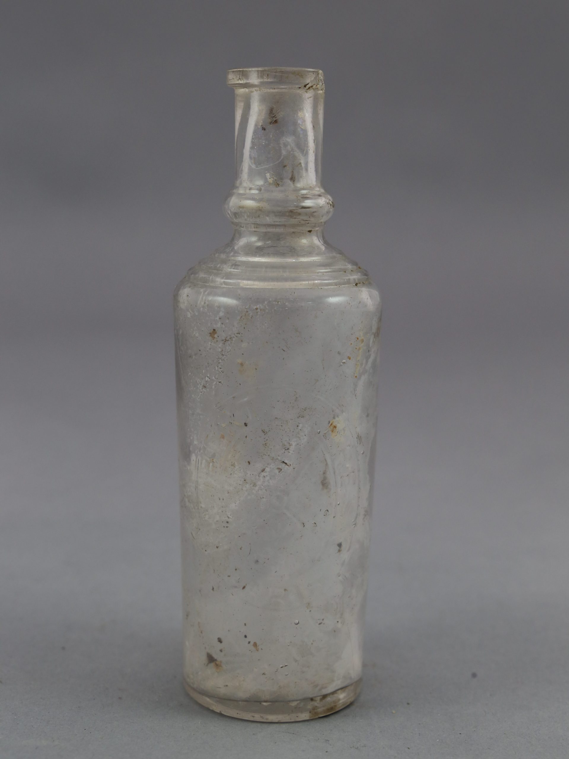 Flacon cylindrique avec inscription « Vibert frères - Paris » 