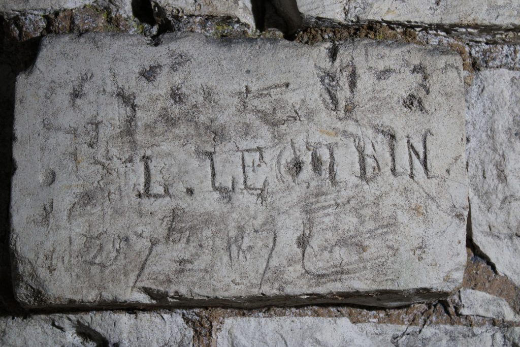 Graffiti relevé à la citadelle de Doullens (Somme) dans la contremine du bastion d'Amiens