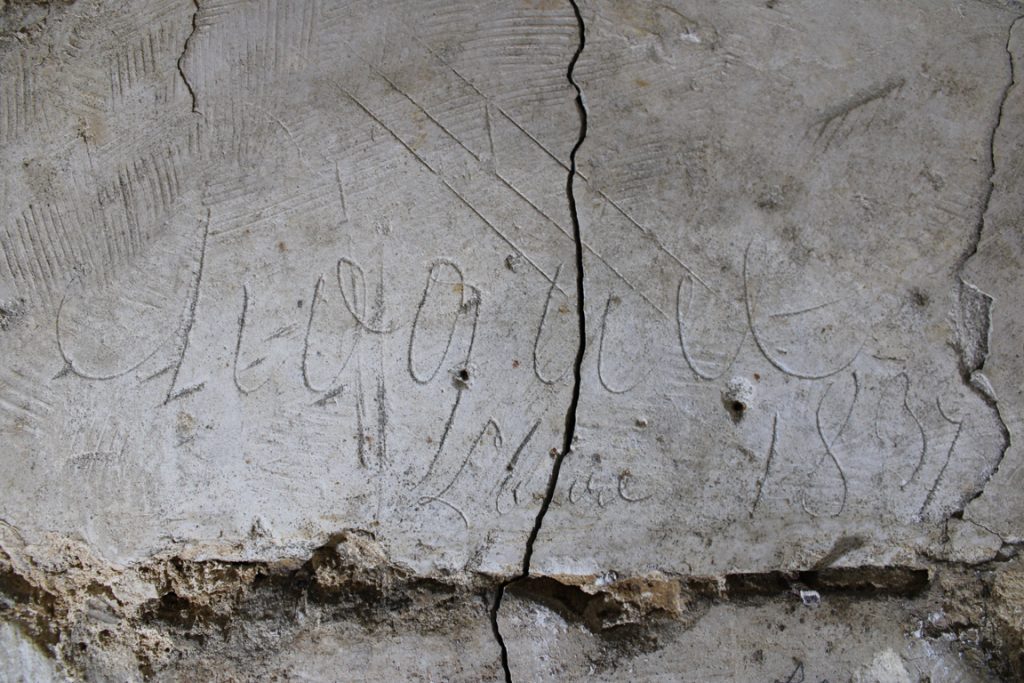 Graffiti relevé à la citadelle de Doullens (Somme) dans la contremine du bastion d'Amiens