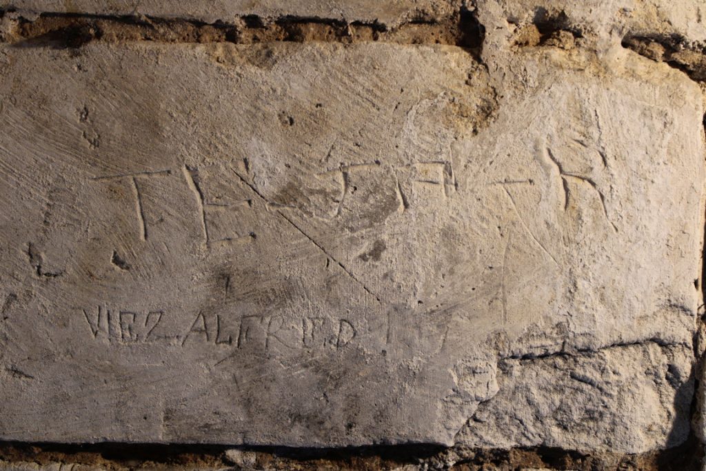 Graffiti relevé à la citadelle de Doullens (Somme) dans la contremine du bastion d'Amiens