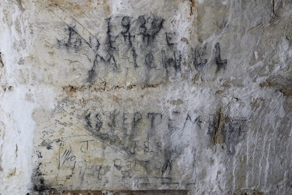 Graffiti relevé à la citadelle de Doullens (Somme) dans la contremine du bastion d'Amiens