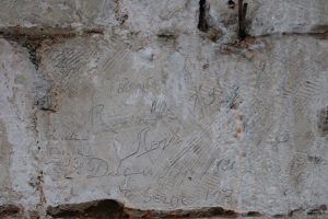 Graffiti ensemble de noms et de dates – n°96