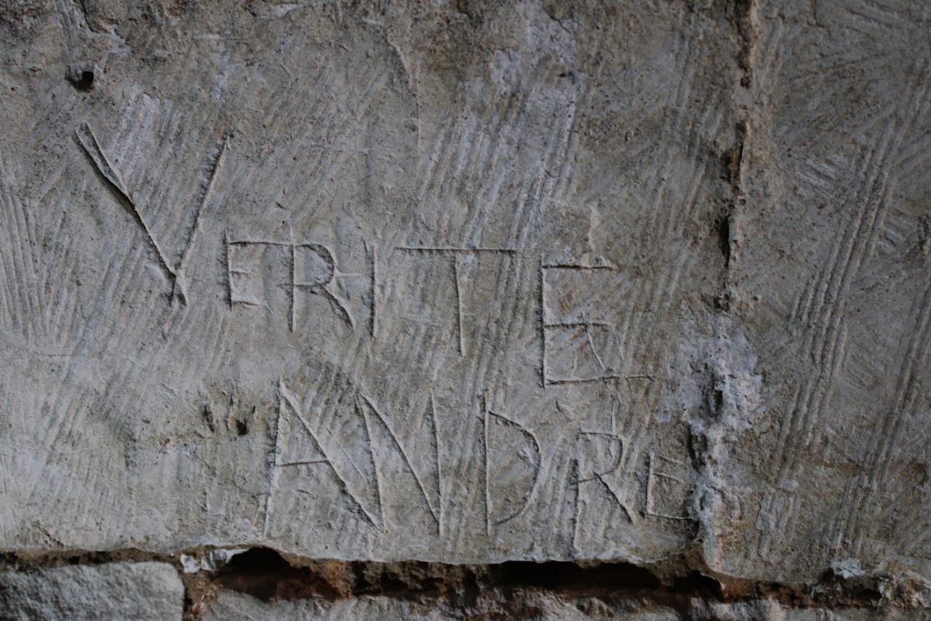 Graffiti relevé à la citadelle de Doullens (Somme) dans la contremine du bastion d'Amiens