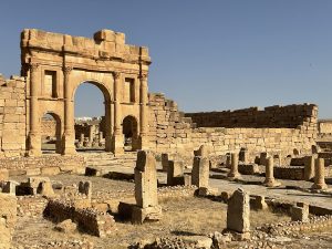 L&rsquo;arc d&rsquo;Antonin-le-Pieux à Sufetula