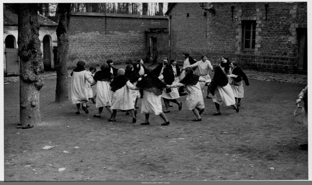 Récréation à l'école de préservation (Photographie issue du fonds Fonds « Henri Manuel » | Médiathèque de l’ENPJJ « Eglantyne Jebb »)