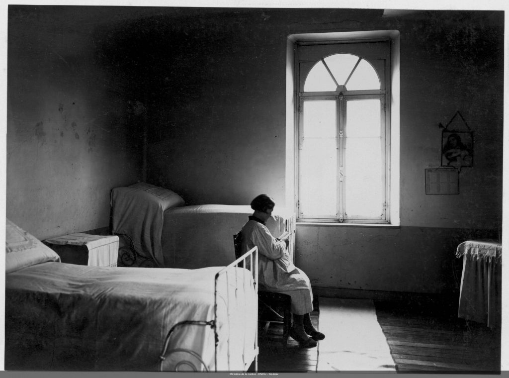 Pupille enceinte à l'infirmerie de l'école de préservation de Doullens (Photographie issue du fonds Fonds « Henri Manuel » | Médiathèque de l’ENPJJ « Eglantyne Jebb »)