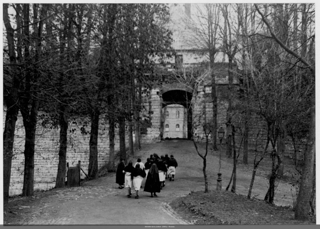Déplacement des pupilles de l'école de préservation : devant la porte Haute (à gauche) (Photographie issue du fonds Fonds « Henri Manuel » | Médiathèque de l’ENPJJ « Eglantyne Jebb »)