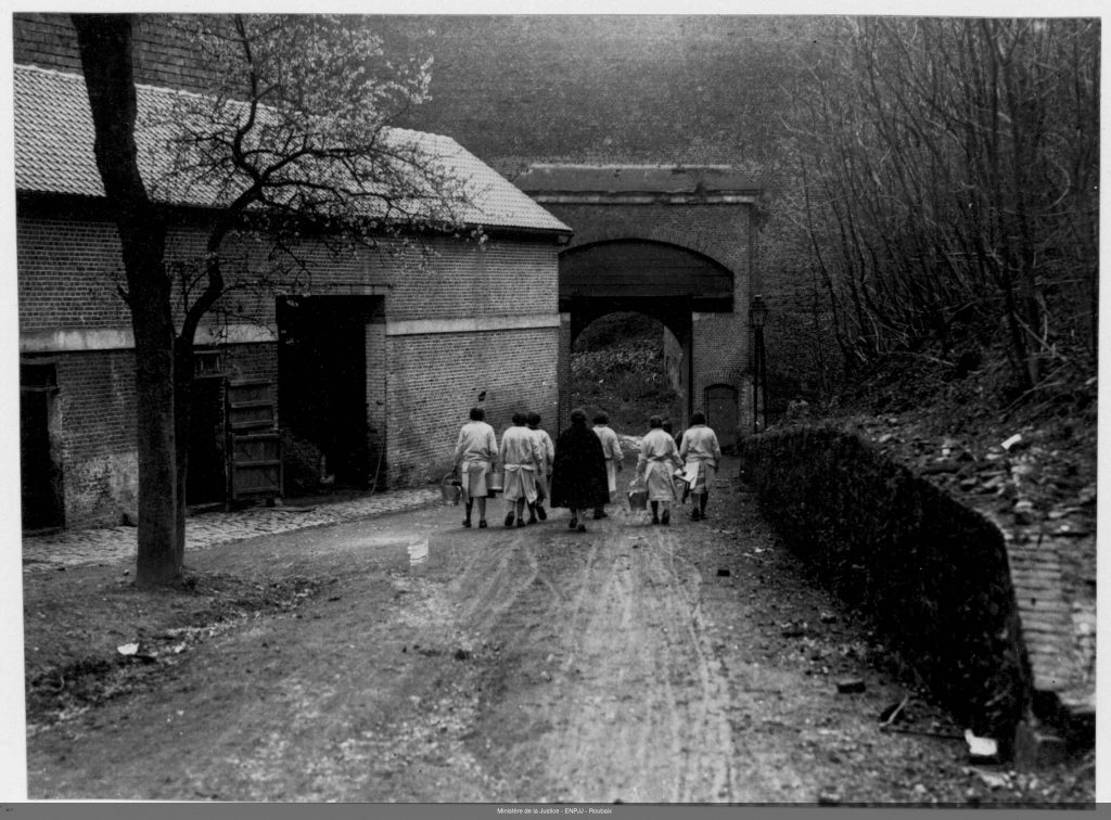 Déplacement des pupilles de l'école de préservation : vers l'extérieur de la citadelle en passant par la porte Neuve (à droite). (Photographie issue du fonds Fonds « Henri Manuel » | Médiathèque de l’ENPJJ « Eglantyne Jebb »)