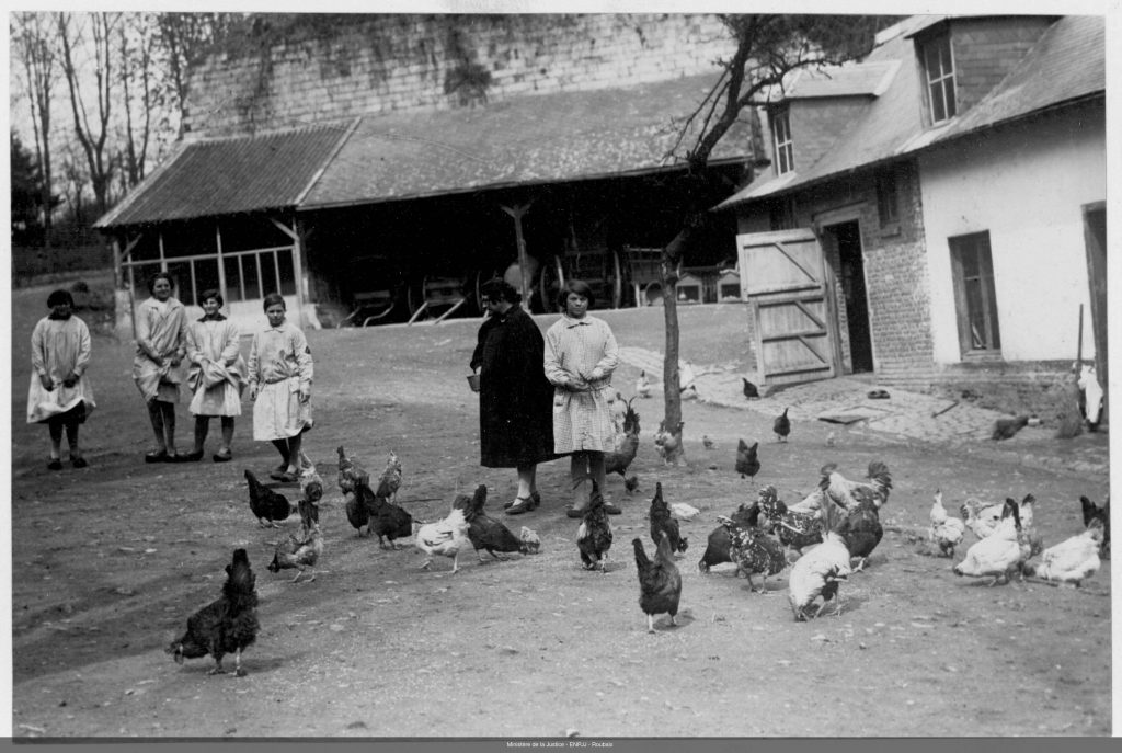 Pupilles dans la basse-cour à l'école de préservation de Doullens (Photographie issue du fonds Fonds « Henri Manuel » | Médiathèque de l’ENPJJ « Eglantyne Jebb »)