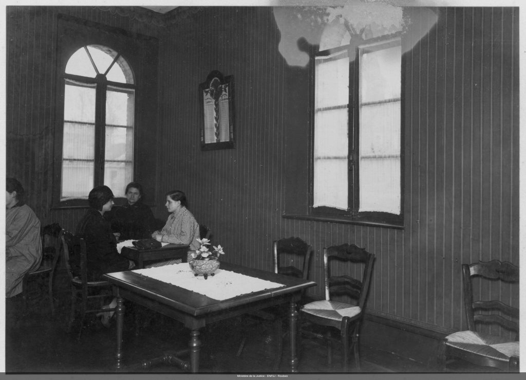"Parloir" de l'école de préservation de Doullens (Photographie issue du fonds Fonds « Henri Manuel » | Médiathèque de l’ENPJJ « Eglantyne Jebb »)
