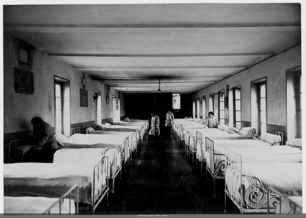 Dortoir de l'école de préservation de Doullens (Photographie issue du fonds Fonds « Henri Manuel » | Médiathèque de l’ENPJJ « Eglantyne Jebb »)