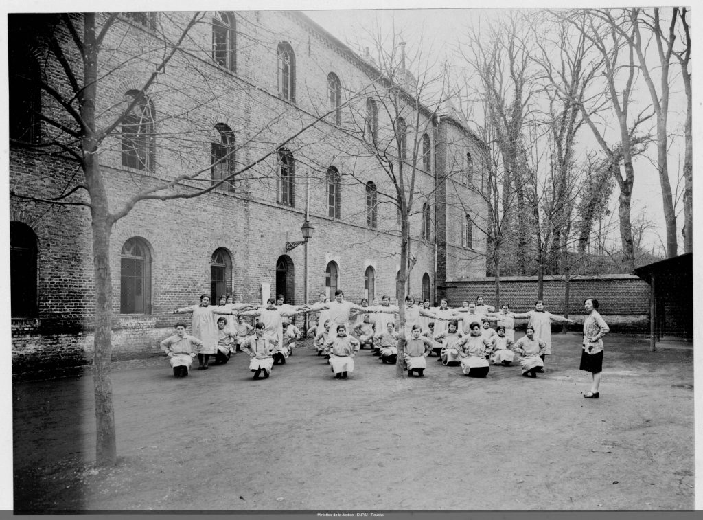 Séance de sport à l'école de préservation (Photographie issue du fonds Fonds « Henri Manuel » | Médiathèque de l’ENPJJ « Eglantyne Jebb »)